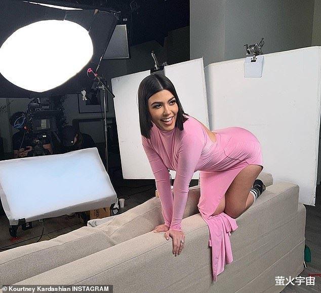 |43岁卡戴珊大姐跪趴沙发，“虎背”上拔罐印醒目，肉乎乎丈夫喜欢