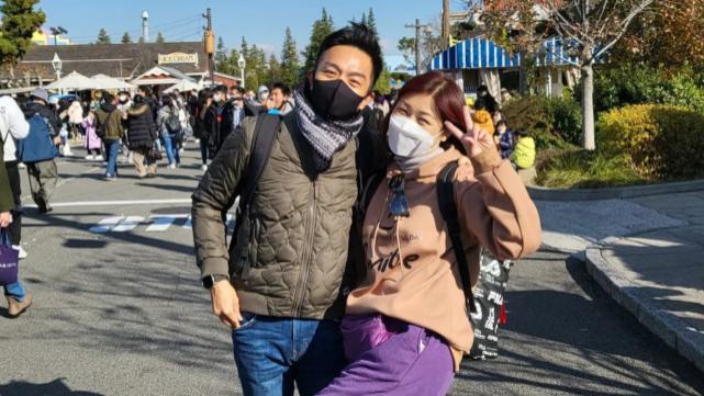 陈琪|胡诺言一家五口出国旅游 家人去玩陈琪当“背包侠”负责拿东西