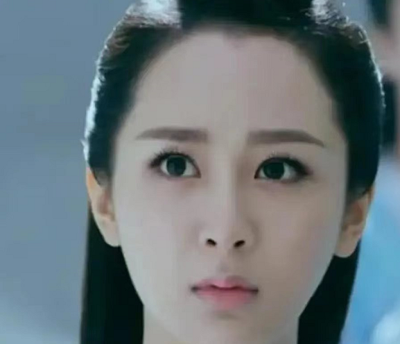 杨紫|杨紫《长相思》男装路透图被批带美瞳化浓妆,这是男人样?