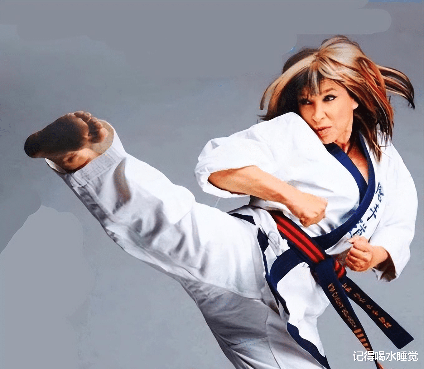 杨丽菁|武打女星杨丽菁泳池边秀身材！曲线完美，53岁皮肤白皙