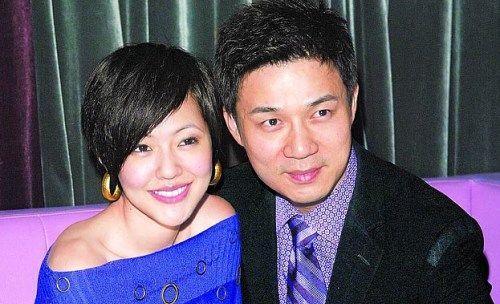 小S|小S老公现身夜店心情好,被美女搂肩膀好亲密,网红曝他超级会玩