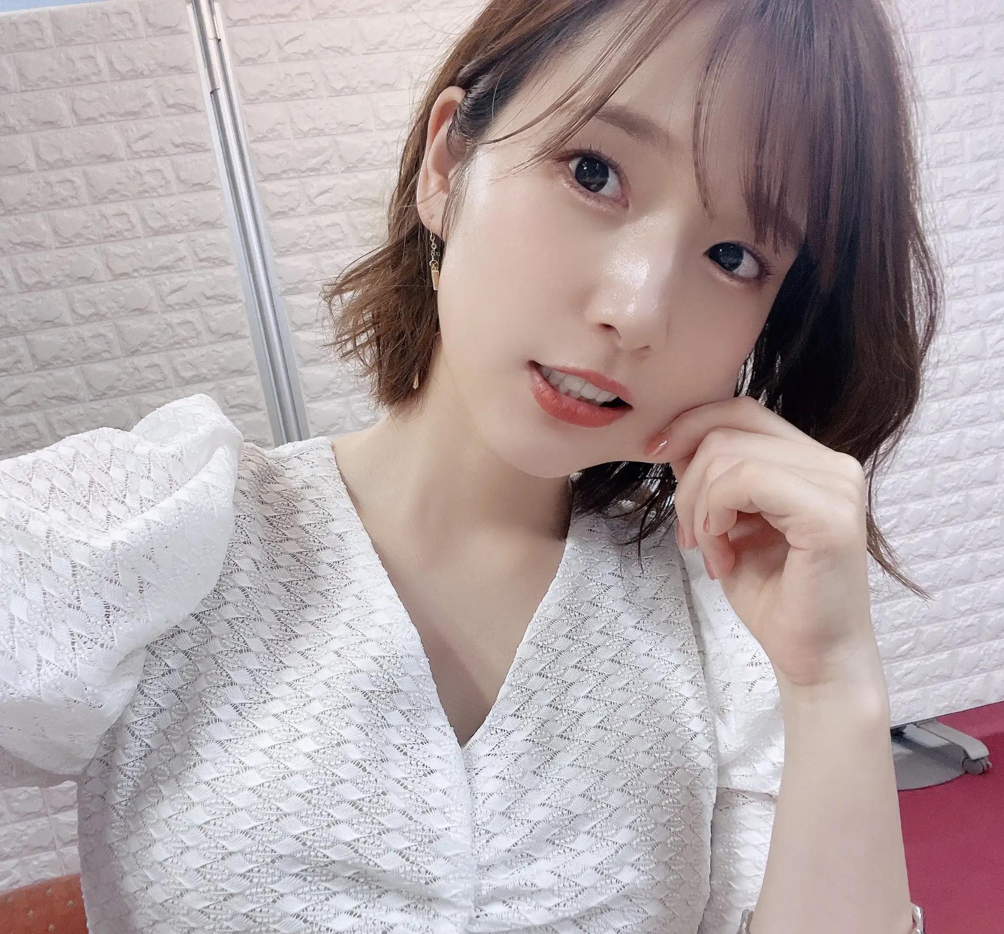 医美 内田真礼清新日系穿搭自拍，淡妆短发翘舌尖