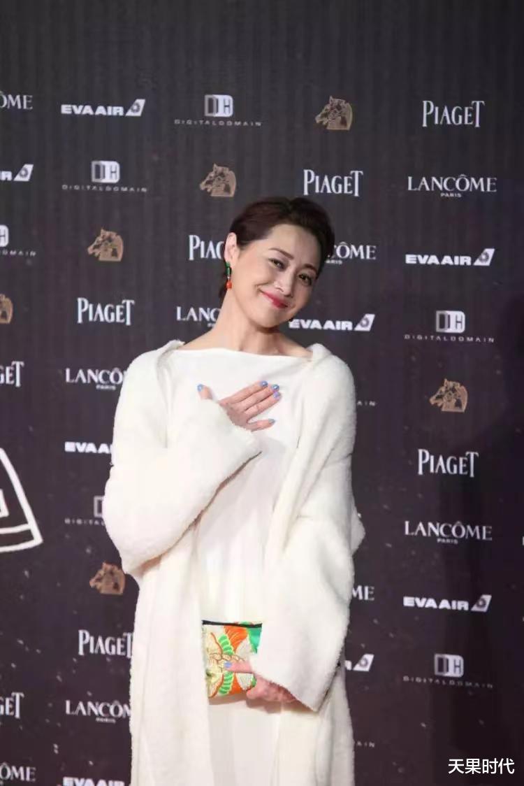 穿衣搭配 刘蓓白色套装穿搭优雅低调，55岁依旧优雅迷人，短发造型干练大气
