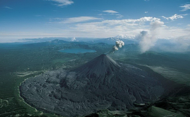 冷冬预警来了?俄一火山现强烈喷发迹象!1000度火山物沿山坡滚下