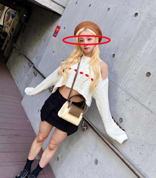 宋雨琦|宋雨琦晒与叶舒华合照,野生姐妹露腰尽显好身材,斗鸡眼成亮点