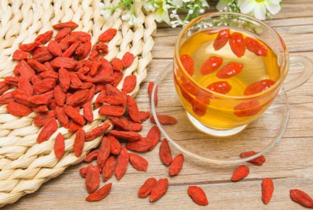 枸杞|枸杞和“它”是天生一对，若能连喝7天，肝脏变干净，肾也变好