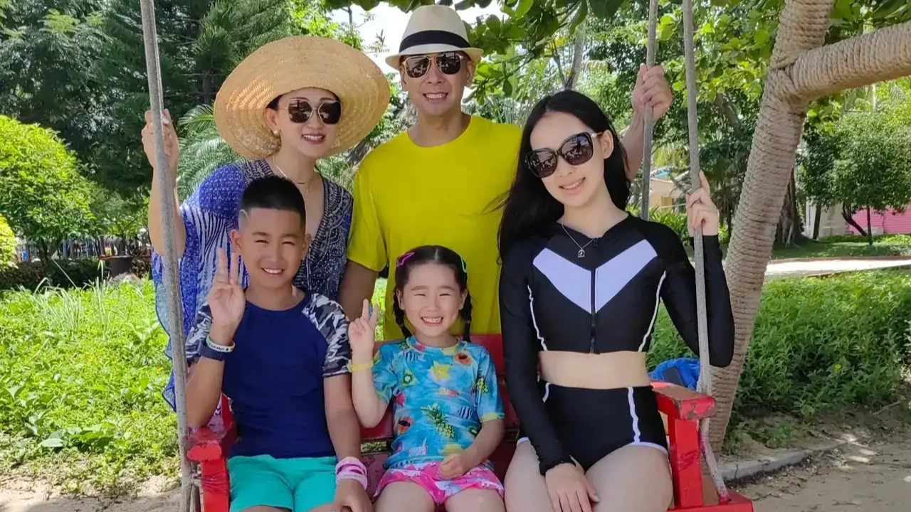 赵文卓|赵文卓的全家福！50岁的他，早前罕见携42岁老婆以及3个儿女一起出游！其乐融融，温
