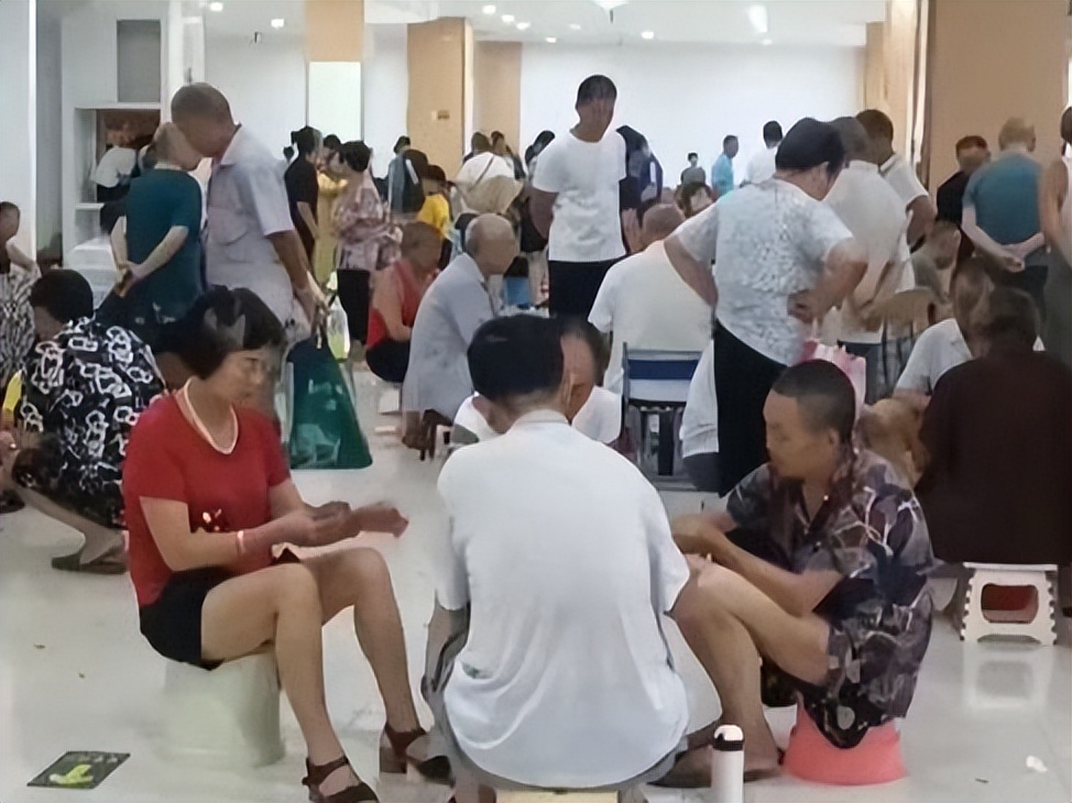 夏天来了,几百名老人跑到超市纳凉影响生意:理解体谅,扬其所长