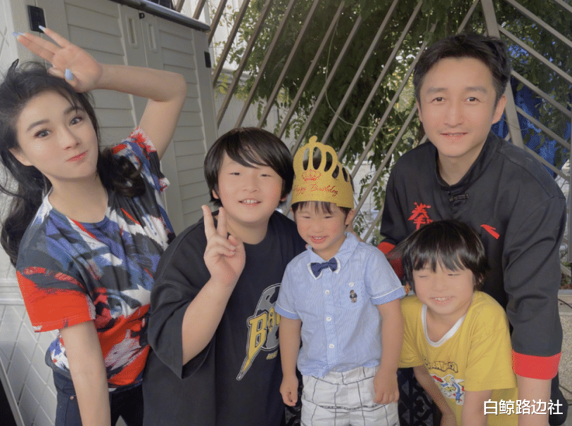 邹市明|邹市明10岁儿子曝近况！轩轩亲自给宠物狗洗澡，宅院内景气派豪奢