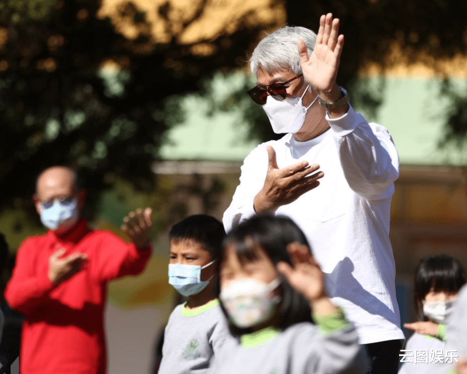 尹扬明|尹扬明64岁生日与家人一起庆祝，满头白发精神好，子女已结婚多年