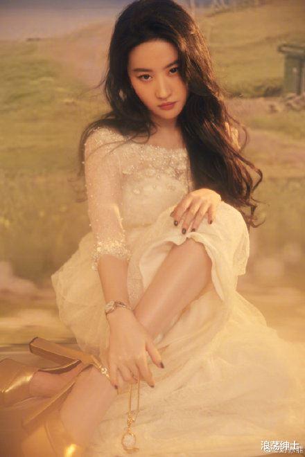 刘亦菲|刘亦菲“白色透视纱裙”美炸！火辣趴地秀S曲线