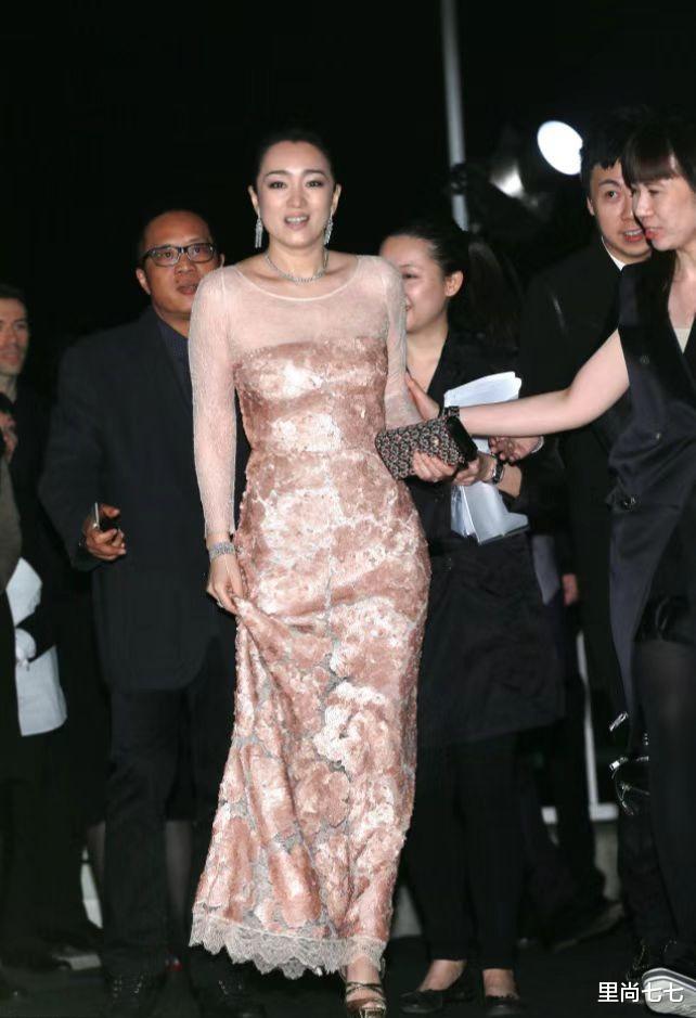 巩俐才是真正的肥而不腻，穿亮片紧身裙太有曲线，这富态感没谁了