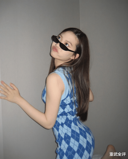 甄子丹|甄子丹女儿罕晒近照!穿包臀毛织裙秀性感,皮肤白皙光滑嘟嘴卖萌