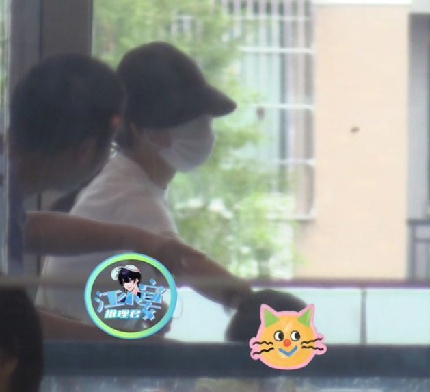 谢娜|谢娜张杰合体拍广告，互相搂腰感情甜蜜，三个女儿探班好温馨