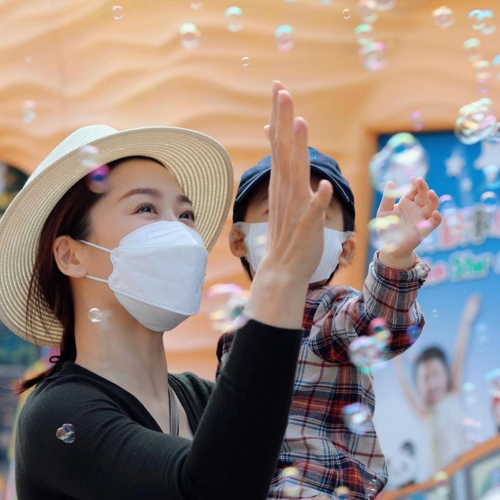 小三|43岁香港知名女星素颜出镜无惧雀斑皱纹,被传是小三如今幸福美满