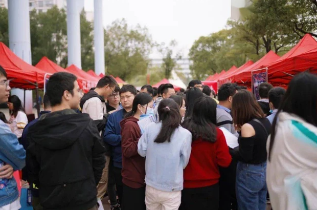 大学生|应届大学生们晒各行业薪资，有人欢喜有人愁，却羡慕坏一众网友