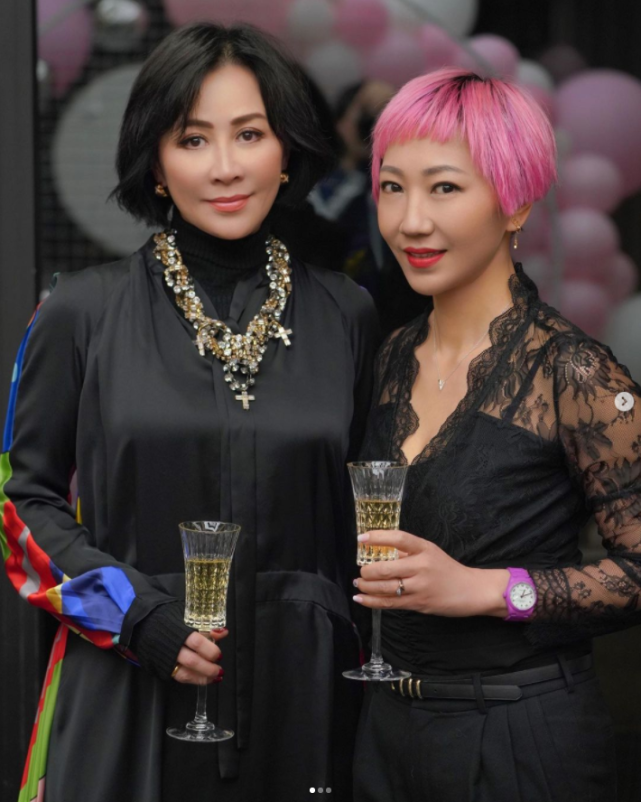 刘嘉玲|刘嘉玲晒温馨全家福为弟媳庆生，穿搭保守不抢风头，未见梁朝伟