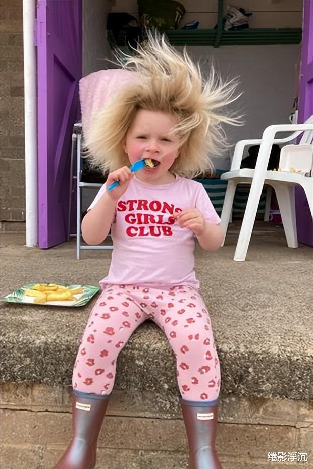 发型 女童拥有爱因斯坦式发型，妈妈觉得很苦恼，不给她梳头是都是有原因的