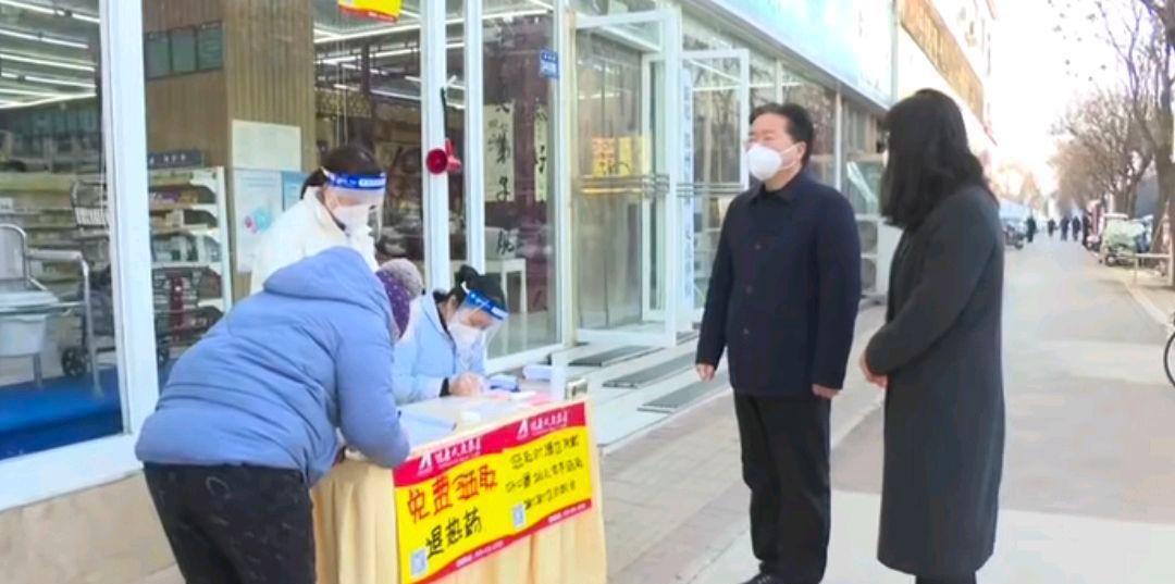 贵州:奥特曼卡牌换退烧药事件引争议,药还了,家长被批过河拆桥