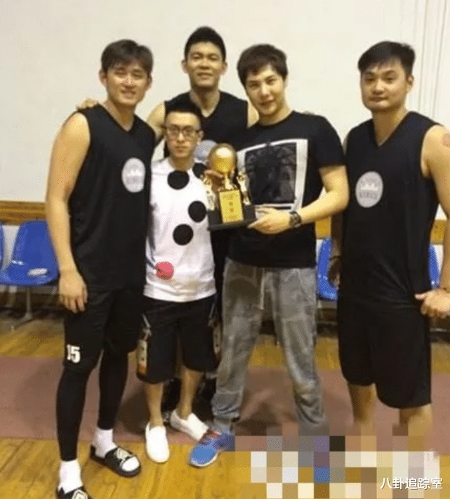 张颖颖|“沪上皇”秦奋身高被嘲，跟球员同框差距明显，网友：有钱就行