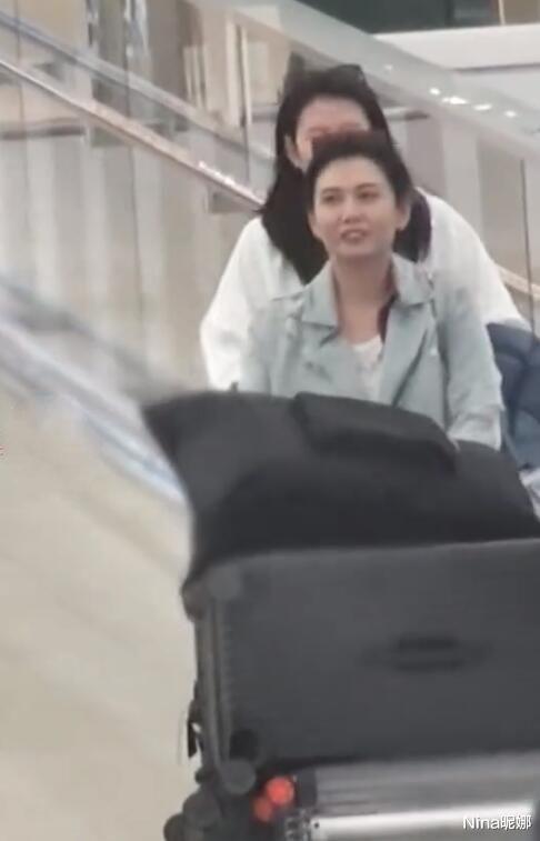 邱淑贞|邱淑贞罕见携女回乡扫墓，穿风衣头戴墨镜，22岁女儿同戴墨镜五官似妈翻版