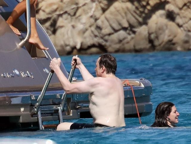 伊隆·马斯克|马斯克光膀子度假太吸睛！又白又胖好喜感，不如贝索斯自律