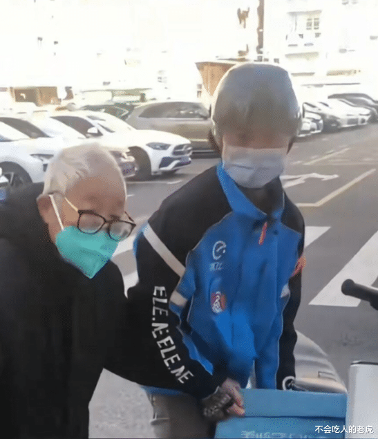 广东深圳:小哥送餐上个楼的工夫,被大爷扔了捡回来还去抢,叫他收租才肯放手