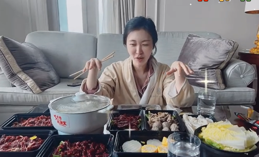 田朴珺|田朴珺素颜坐地上吃火锅!一口一块牛肉太豪迈,用塑料餐具接地气