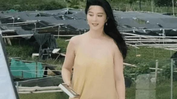 范冰冰|范冰冰近照模样大变，与妈妈合体拍照，穿孕妇装又白又胖