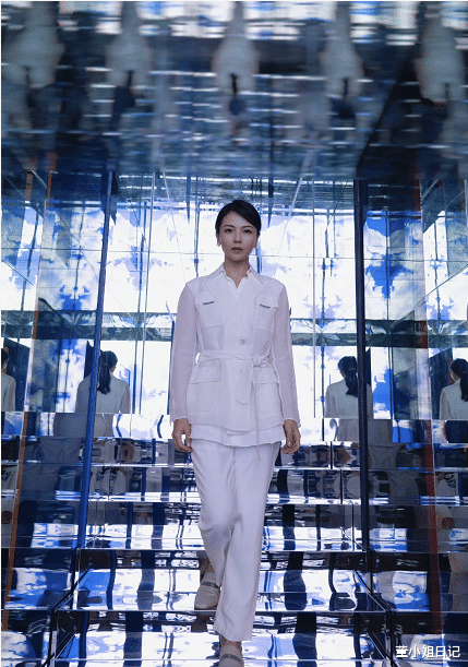 西装|43岁的刘涛身穿白色西装，太有亲和力！优雅与女人味并存