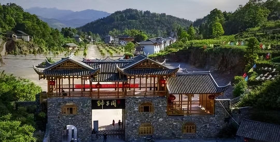 |苗寨银饰精致又便宜,为何导游拦着不让买,原来其中大有学问!