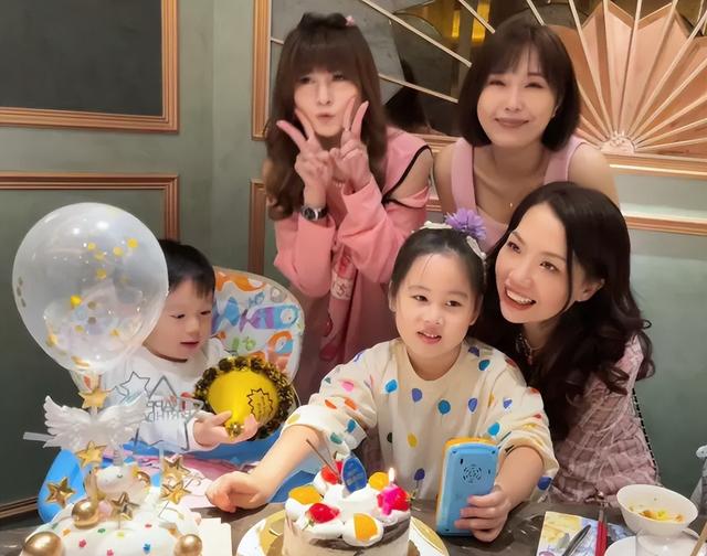 余苑绮|44岁女星当街被喷不明液体！脸部眼睛遭化学性伤害，现场画面曝光