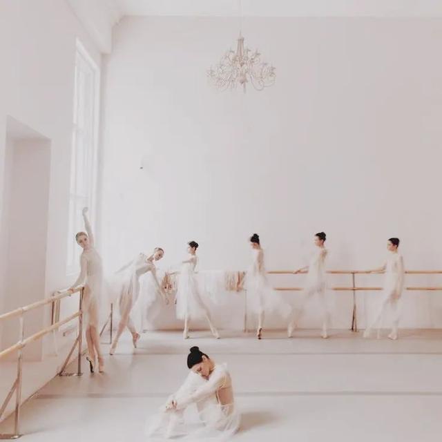 烫发|芭蕾风爆火,可女明星们爱的不是纯欲纱裙,而是油光发型???