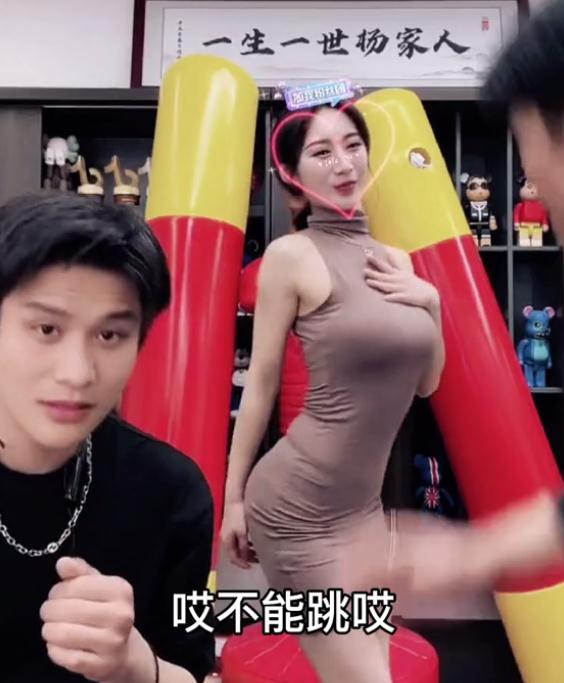 |网红“小杨哥”复播陷争议，请性感模特玩擦边，对方1分钟涨粉5万