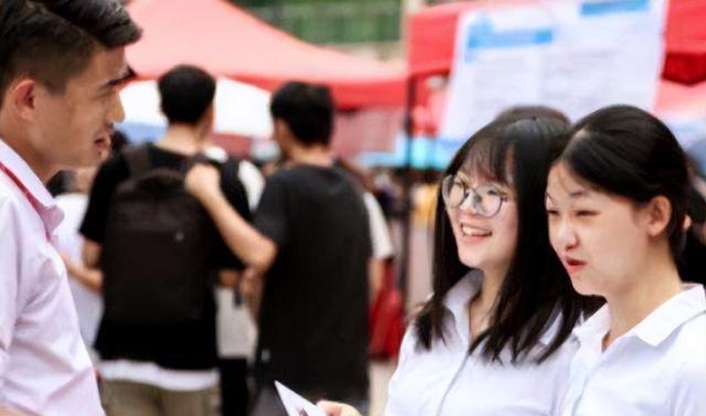 大学生拒绝穿“学士服”,改穿亲自设计“中式风格”,网友支持