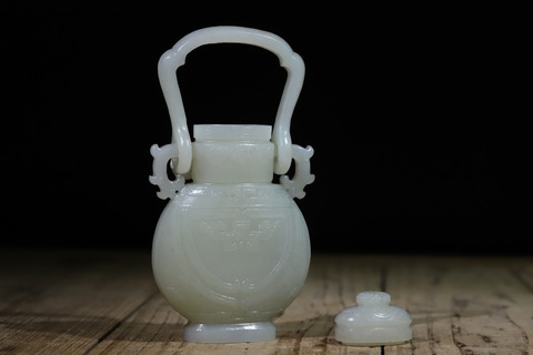 |舊藏和田玉“双凤夔龙耳提梁壶”