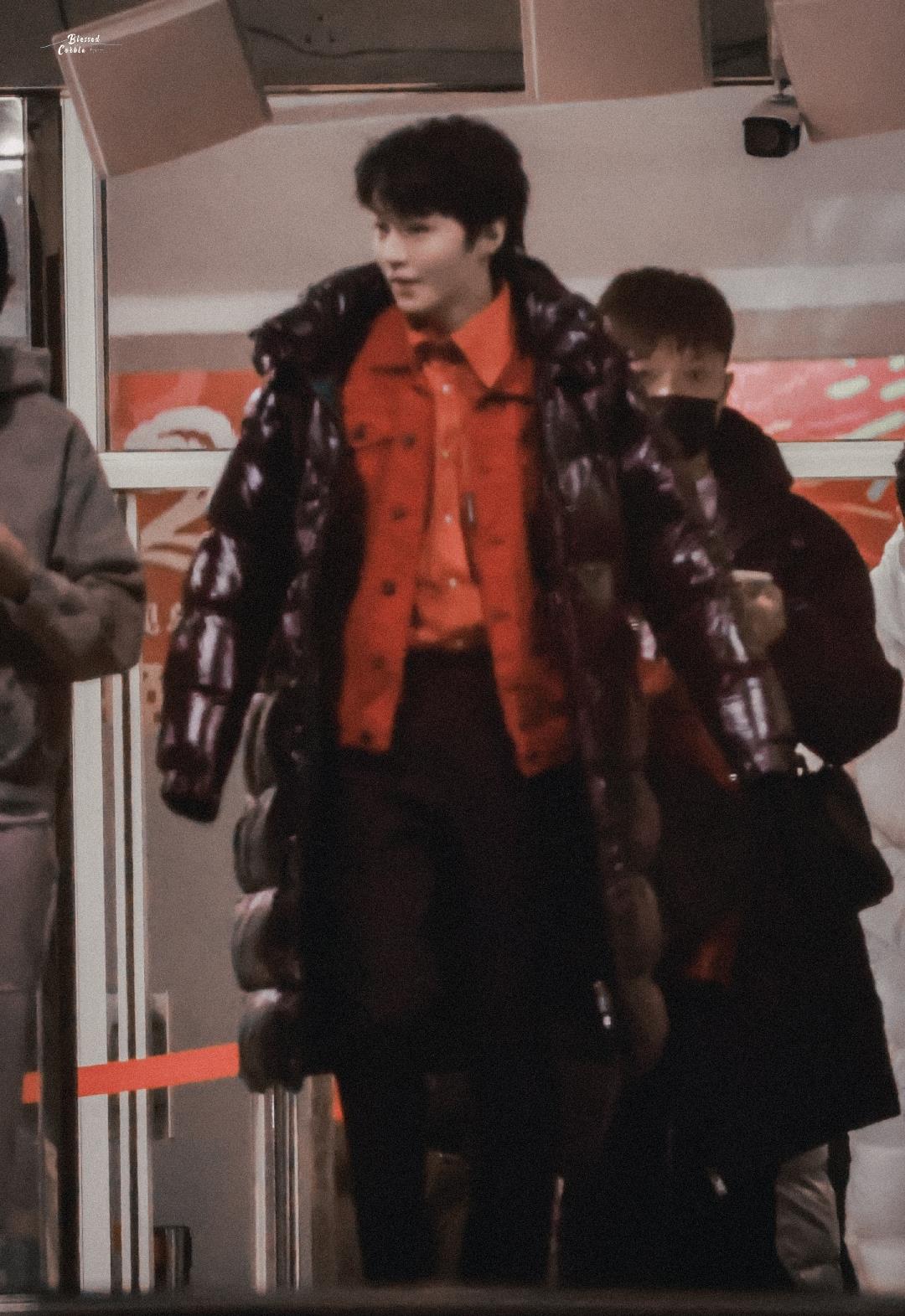 春晚|春晚彩排下班照：王嘉尔为自家带货，朱一龙穿北电校服，邓超随意