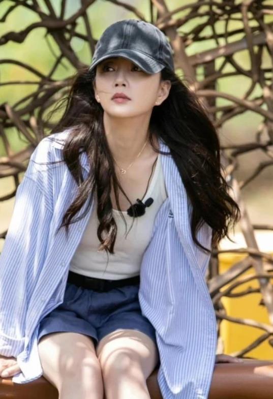 秦岚|中青代女星好自律，殷桃的少女背，张俪的大长腿，秦岚才是真王者