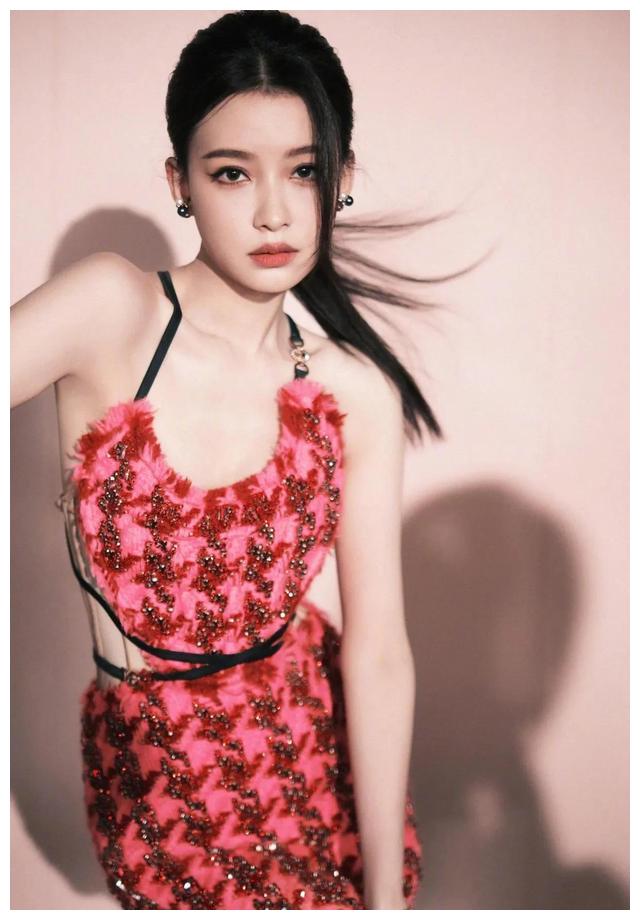 孙怡|恢复单身的孙怡越来越美了，可清新时尚也可性感女人味