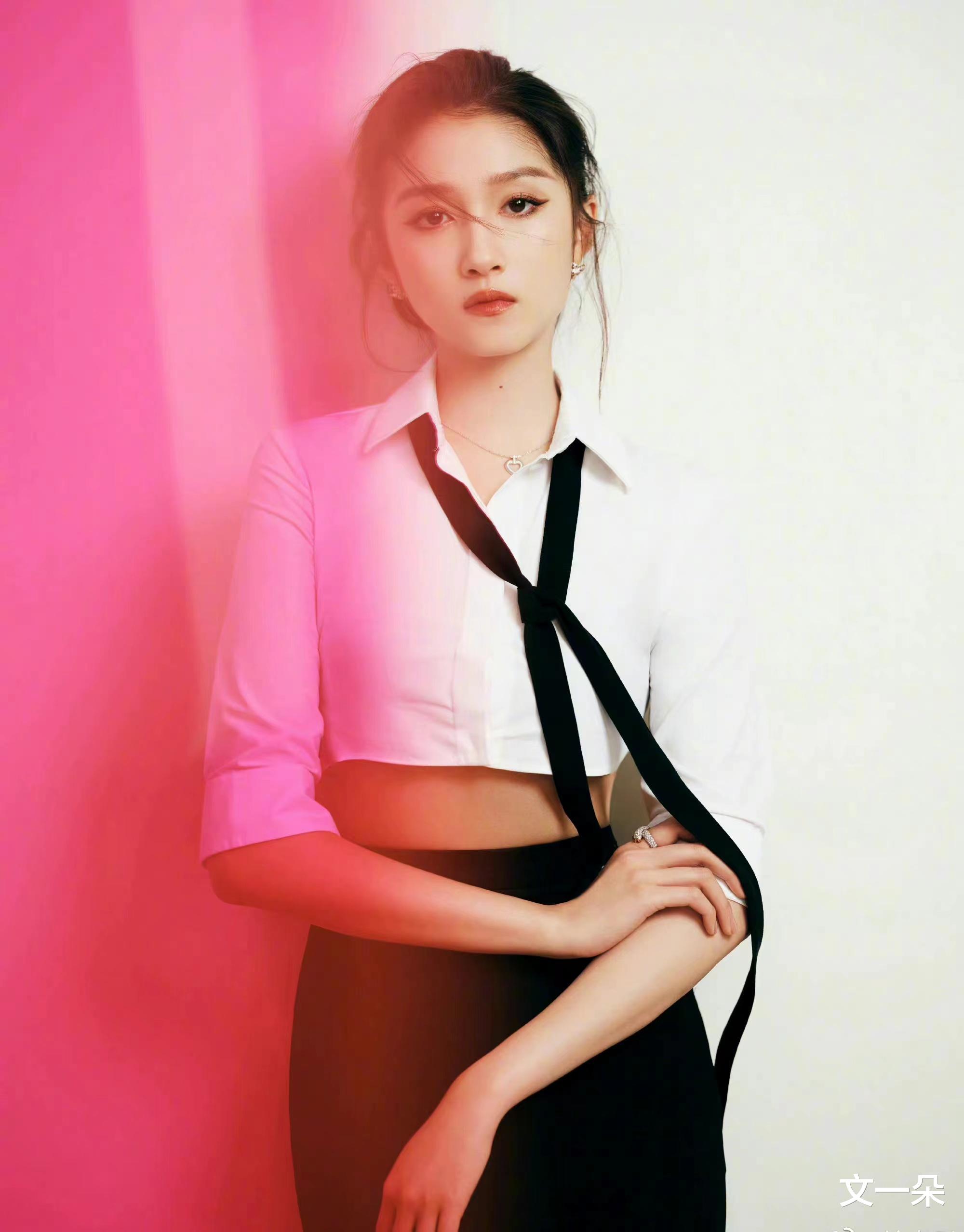 关晓彤|关晓彤金雪炫撞衫，不丑也尴尬，原来不是衣服的原因