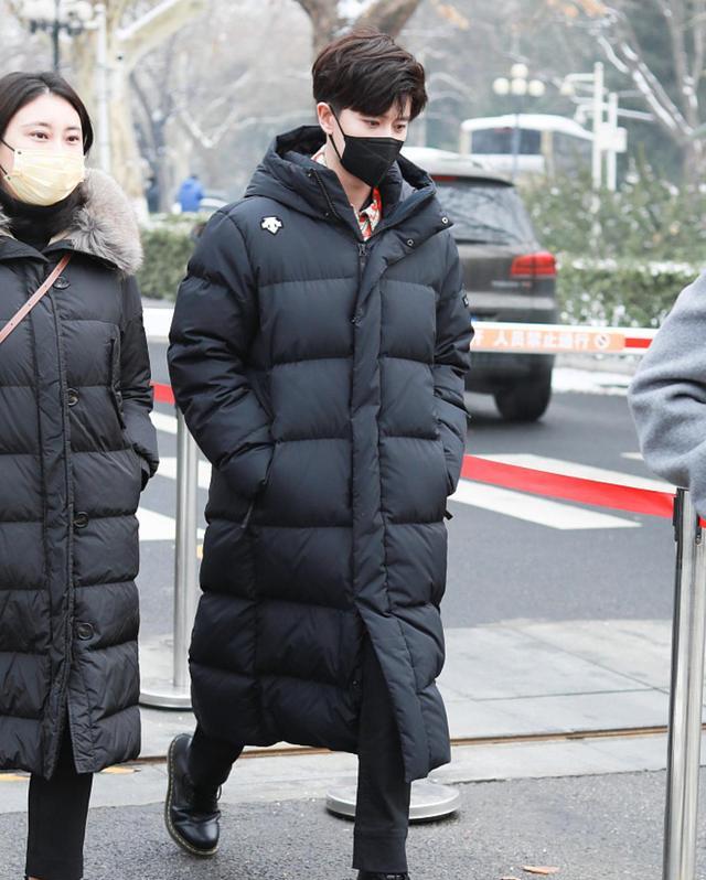 张小斐|春晚第二次联排：张小斐外套过万，朱一龙穿校服，宋茜像肉松面包