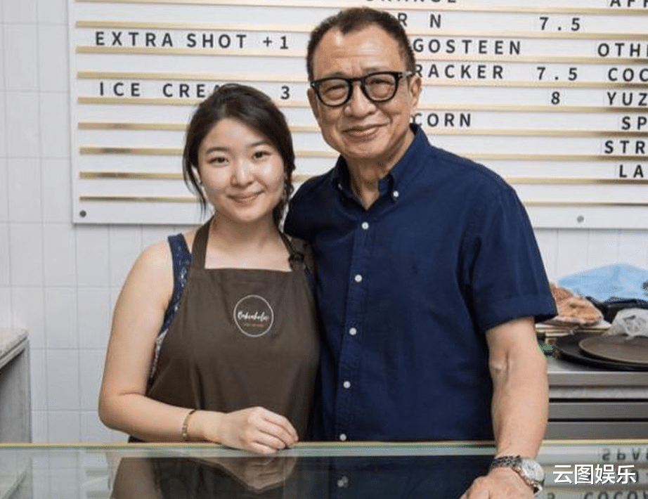 许绍雄|许绍雄一家移民新加坡,久违回国宣布卖蛋糕,众星现身支持太热闹