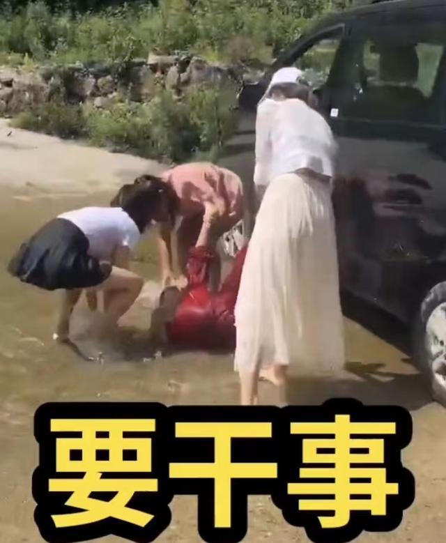 男子去迎亲被三名女子拦下，她们把男子绊倒在水里，朝他身上泼水