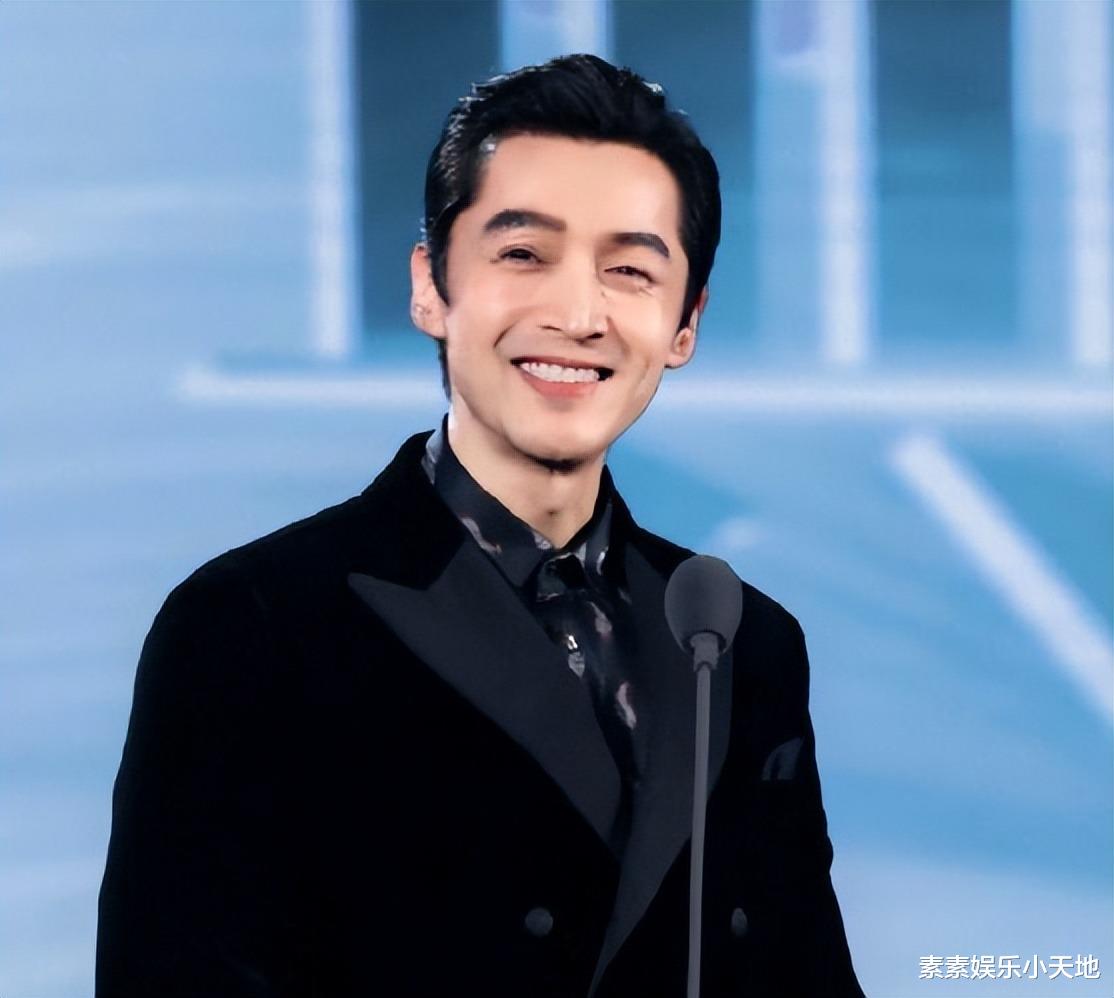 胡歌|胡歌老婆黄曦宁怀孕照片公开:夫妻一起探班袁弘,当时孕肚很明显