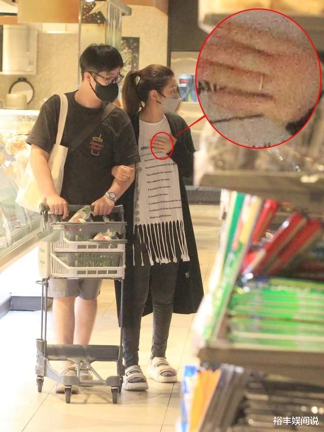 Selina|Selina与小7岁男友秀恩爱！手牵手看展览，无名指戴对戒疑似结婚