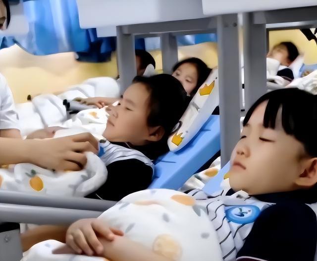 学校来了一批新桌椅，班主任晒出学生午睡的场面，竟被质疑是摆拍