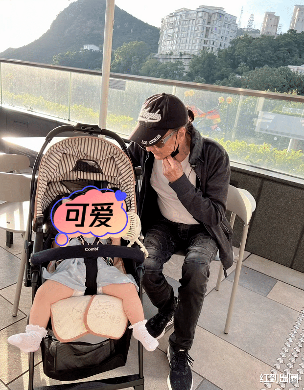 谢贤|86岁谢贤近况曝光引担忧，独自出行难以站直，和小孩玩闹太接地气