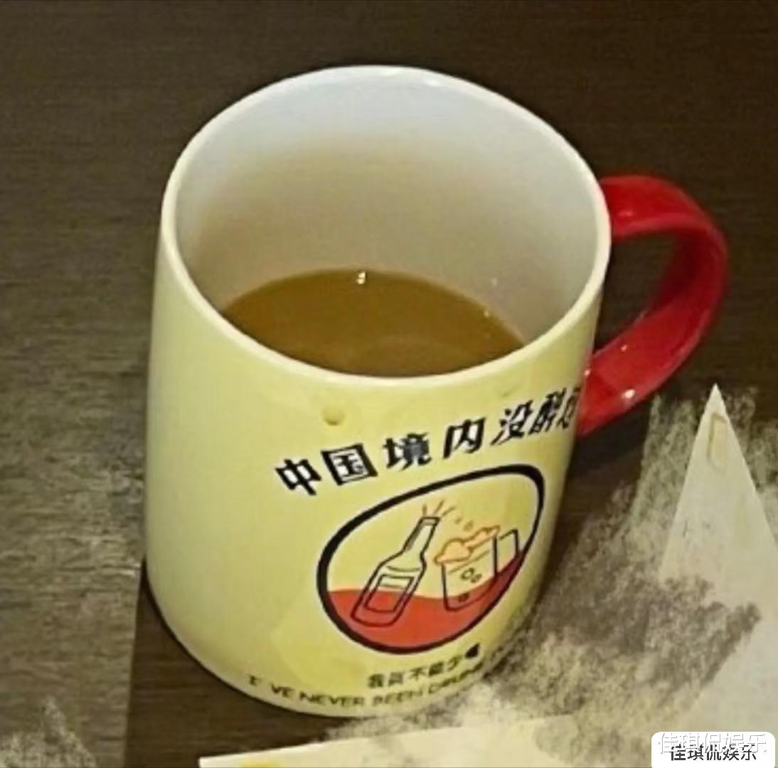 阿Sa|《乘风破浪》公演结束,阿Sa喝咖啡看粉丝写的信,杯子成焦点