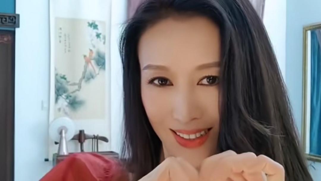 扈三娘|《水浒传》扈三娘近照曝光，容颜未老风韵犹存，57岁依然单身未嫁