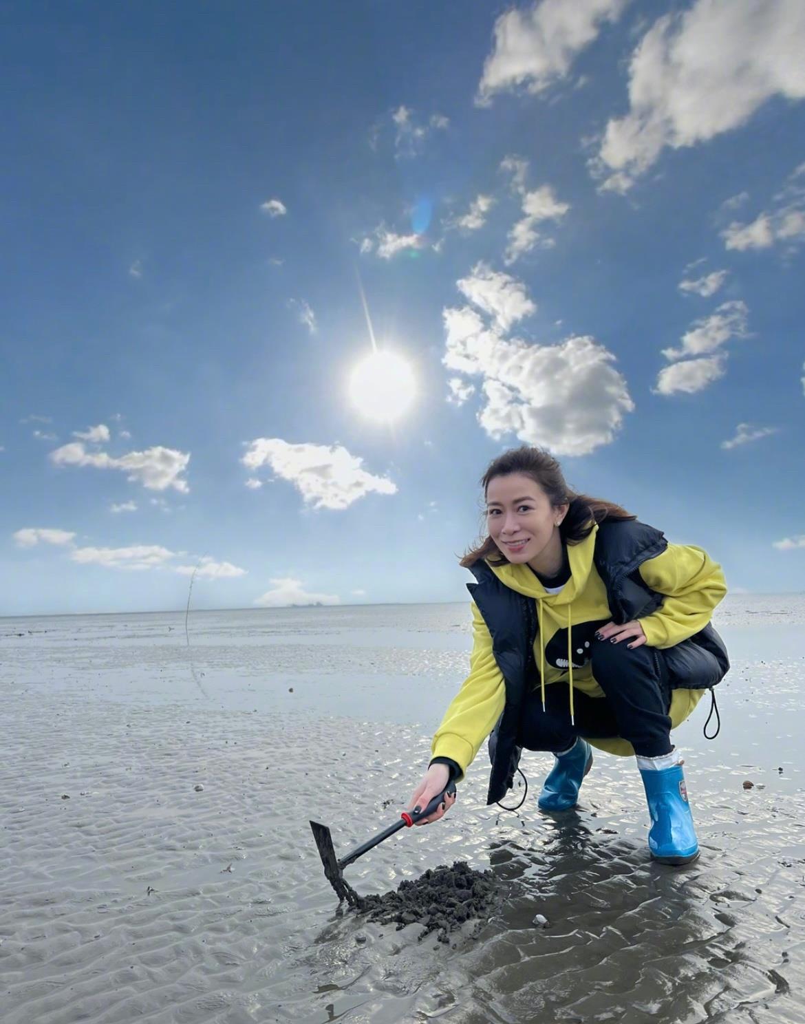 |47岁佘诗曼扎公主头现身跟平时披发差距大，我感觉她一下就变老了